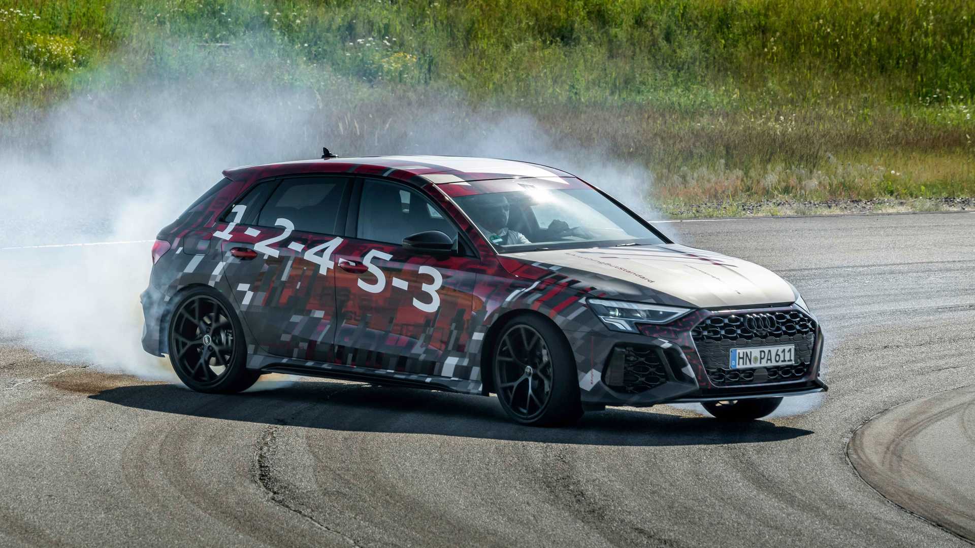 Novo Audi RS3 terá motor turbo de cinco cilindros e modo drift.