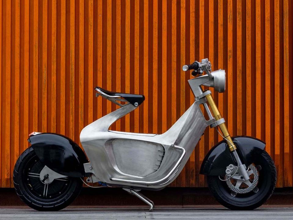 A arte sueca de fazer uma scooter elétrica com origamis de metal.