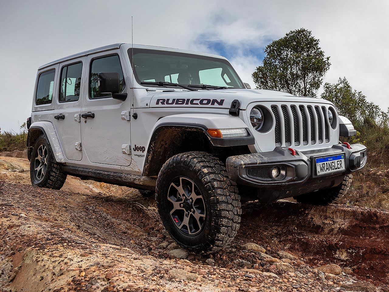 Beirando R$ 500 mil, Jeep Wrangler 2022 estreia com 3 versões e mais equipado.