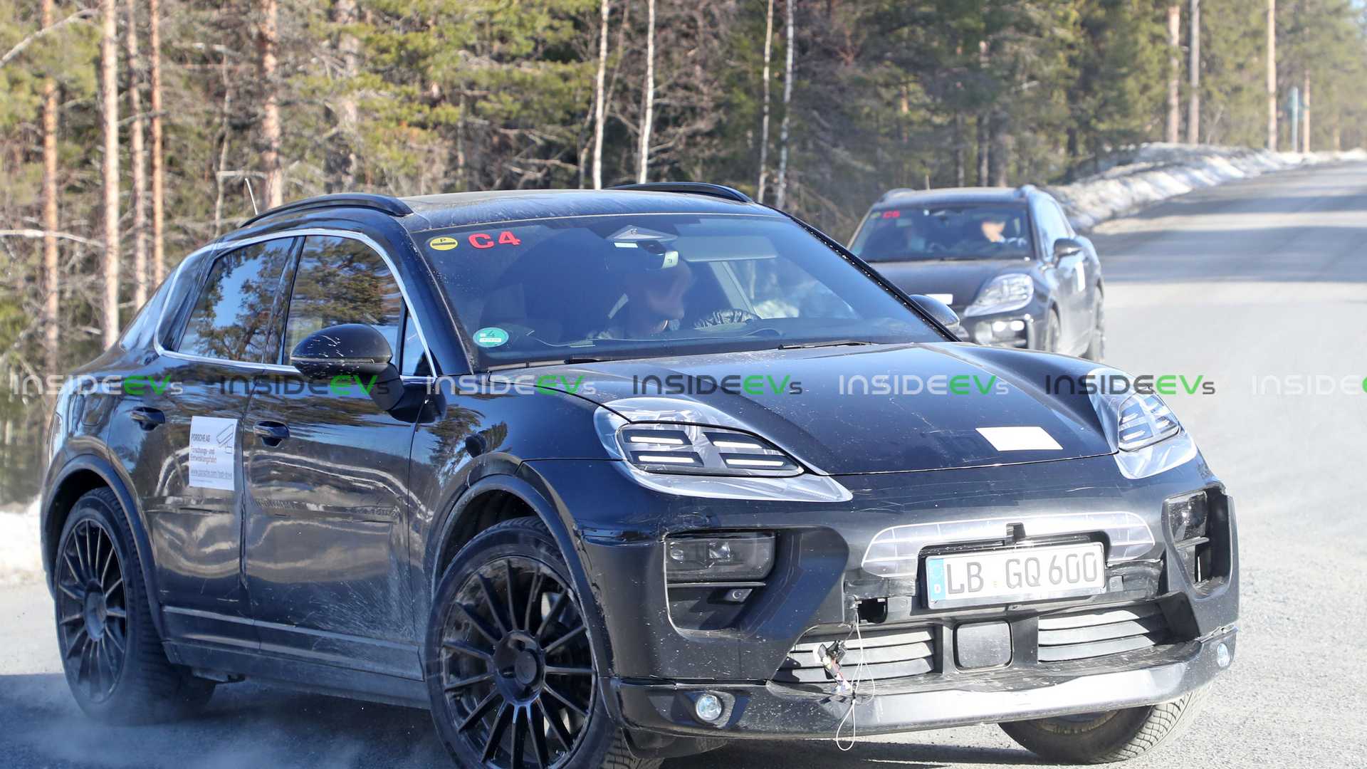 Novo Porsche Macan tem painel revelado em flagra; estreia no fim do ano.