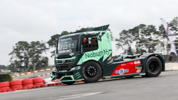Caminhão de corrida híbrido elétrico estreia na Copa Truck 2023.