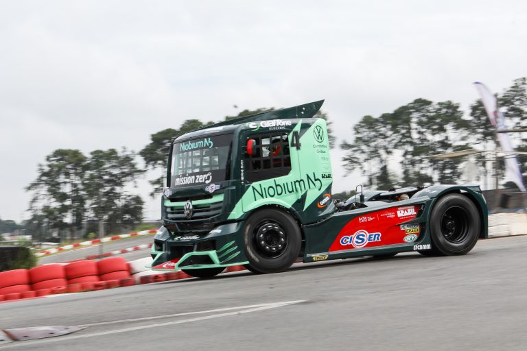 Caminhão de corrida híbrido elétrico estreia na Copa Truck 2023.