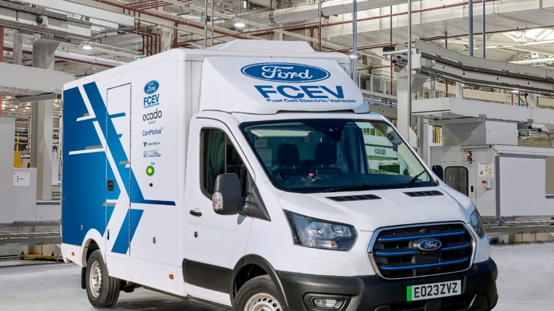 Ford realiza testes em nova versão da E-Transit no Reino Unido.