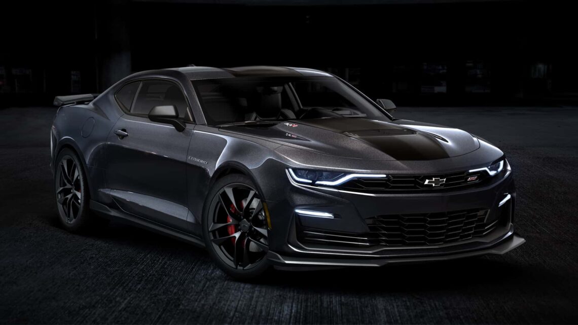 Chevrolet Camaro se despede com edição usando preto clássico limitado.