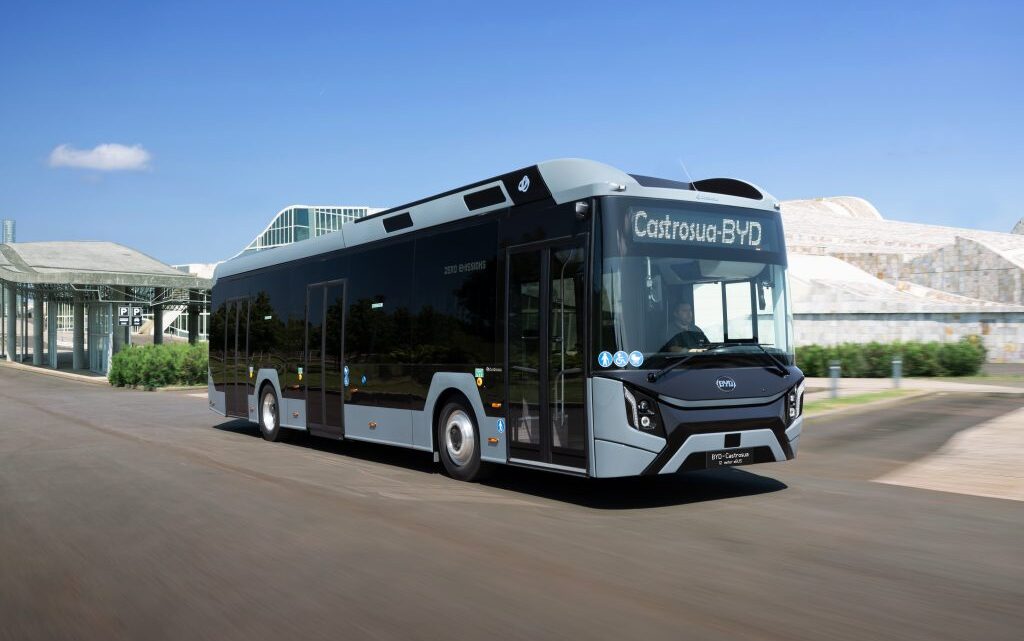 BYD lança ônibus 100% elétrico em parceria com encarroçadora da Espanha.