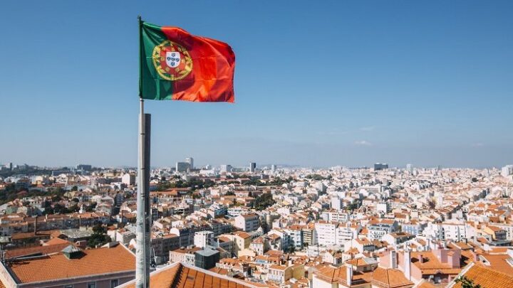 Portugal recebe o triplo de brasileiros e a comunidade recebe apoio de inclusão.