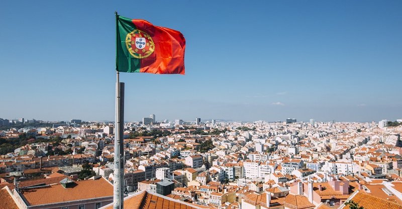 Portugal recebe o triplo de brasileiros e a comunidade recebe apoio de inclusão.