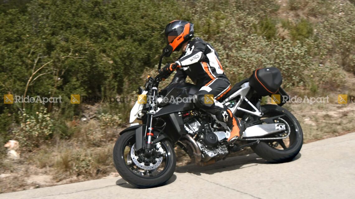 Flagra mostra a nova KTM Duke 990 2024 em testes.