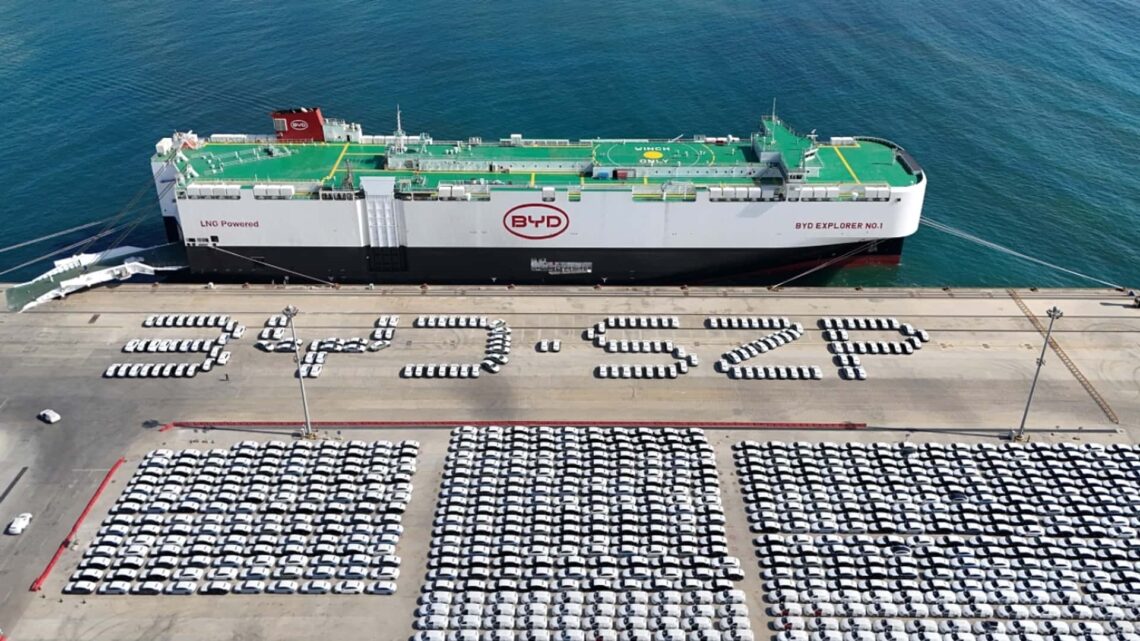 BYD inaugura navio próprio para exportar seus carros.