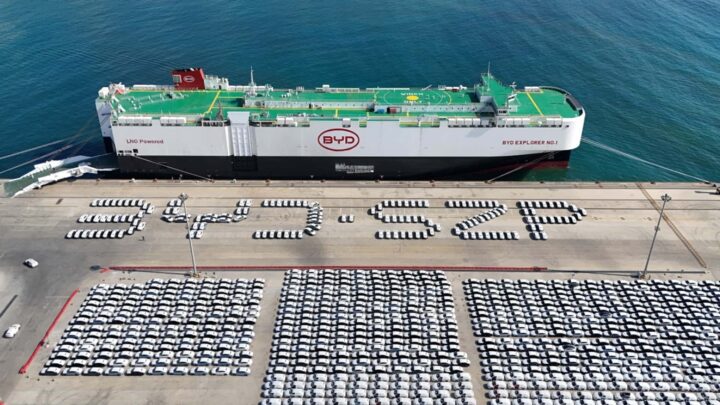 BYD inaugura navio próprio para exportar seus carros.