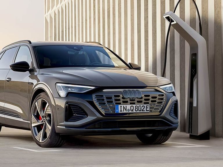 Audi Q8 e-tron 2024 avança em conforto, autonomia e comportamento