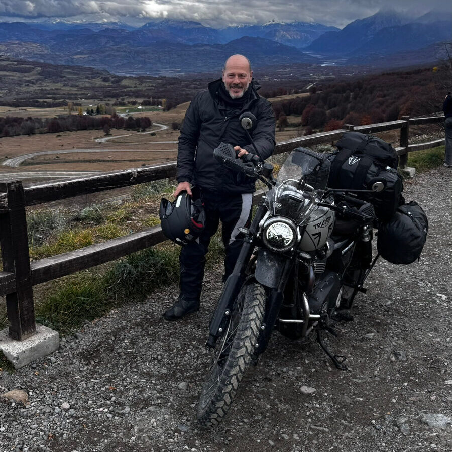 Augusto Perez e sua aventura sobre duas rodas até o Fim do Mundo