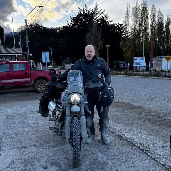 Augusto Perez e sua aventura sobre duas rodas até o Fim do Mundo