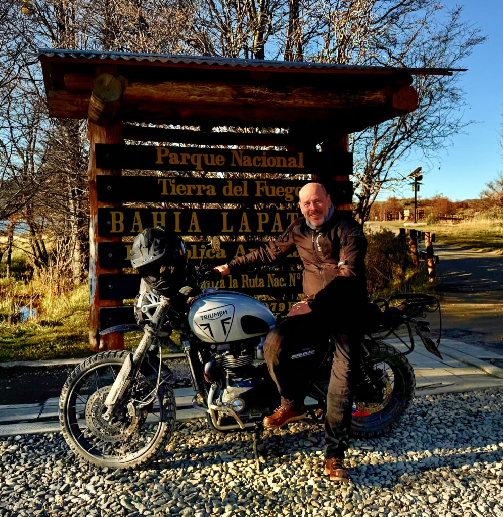 Augusto Perez e sua aventura sobre duas rodas até o Fim do Mundo