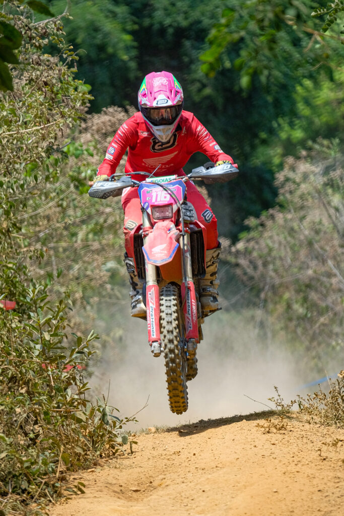 Bárbara Neves (EF) e Bruno Crivilin (E2) , da Honda Racing, são campeões latino-americanos de enduro