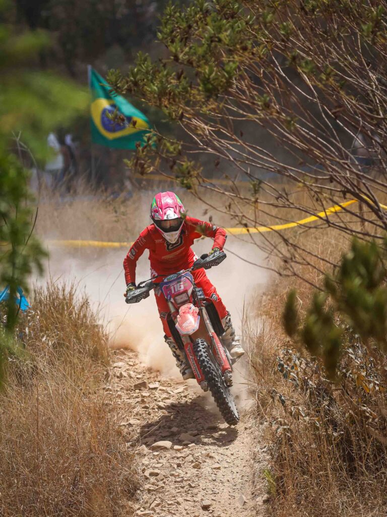Bárbara Neves (EF) e Bruno Crivilin (E2) , da Honda Racing, são campeões latino-americanos de enduro