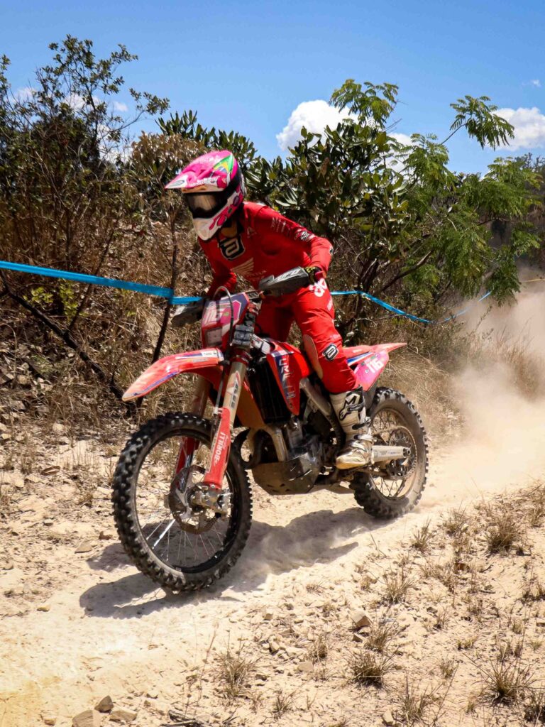 Bárbara Neves (EF) e Bruno Crivilin (E2) , da Honda Racing, são campeões latino-americanos de enduro