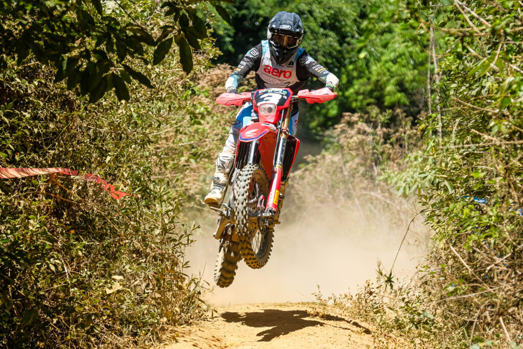 Bárbara Neves (EF) e Bruno Crivilin (E2) , da Honda Racing, são campeões latino-americanos de enduro