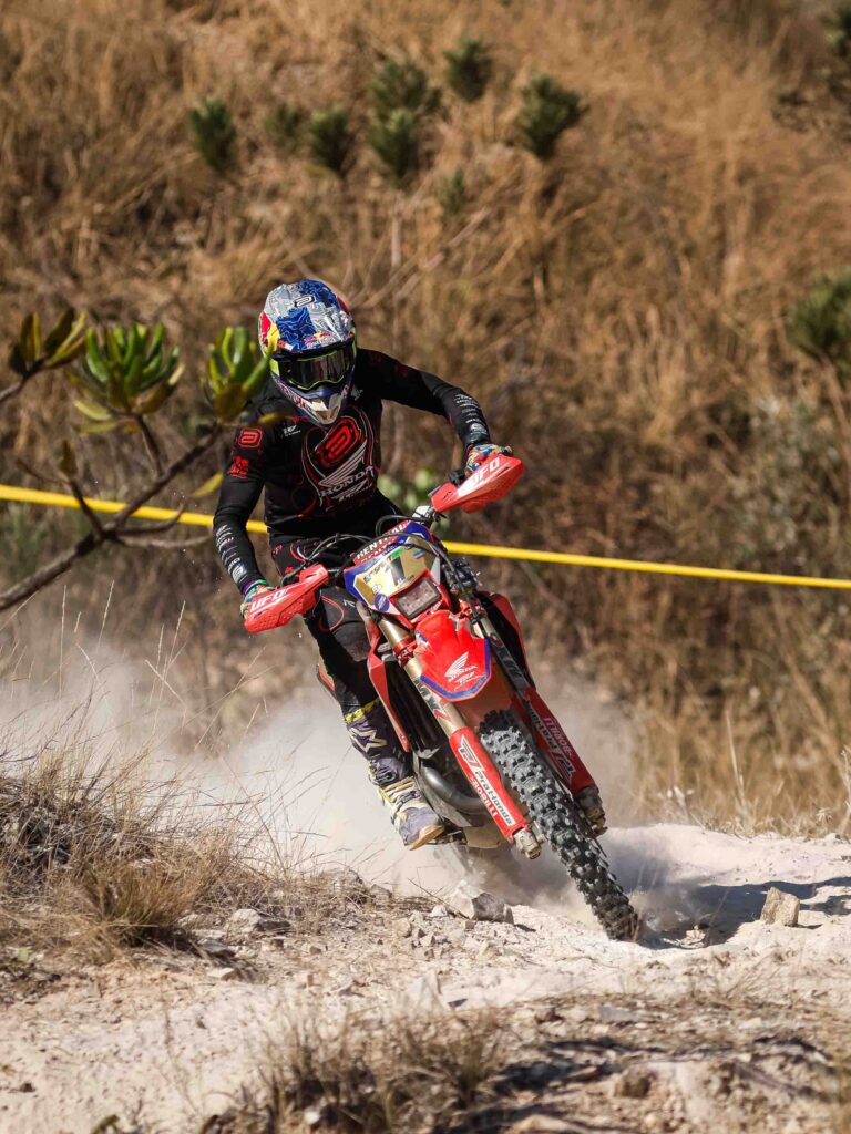 Bárbara Neves (EF) e Bruno Crivilin (E2) , da Honda Racing, são campeões latino-americanos de enduro