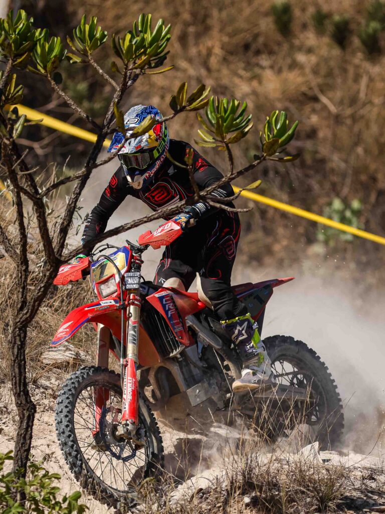 Bárbara Neves (EF) e Bruno Crivilin (E2) , da Honda Racing, são campeões latino-americanos de enduro