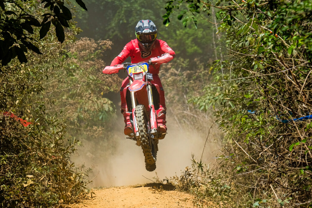 Bárbara Neves (EF) e Bruno Crivilin (E2) , da Honda Racing, são campeões latino-americanos de enduro