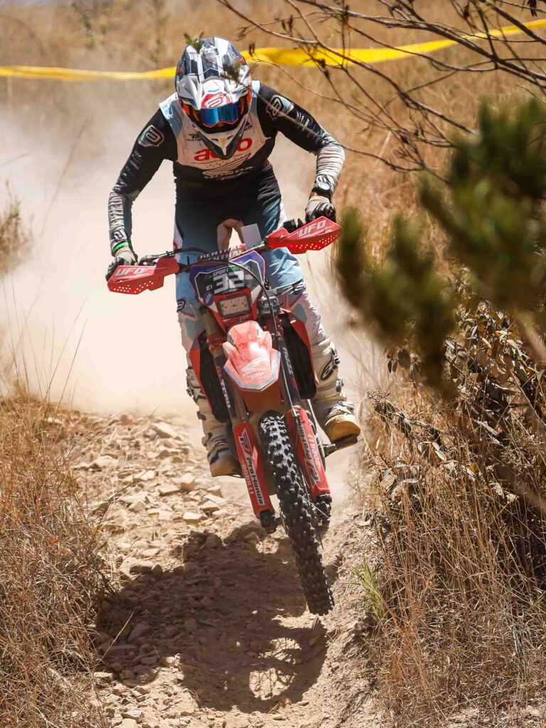 Bárbara Neves (EF) e Bruno Crivilin (E2) , da Honda Racing, são campeões latino-americanos de enduro