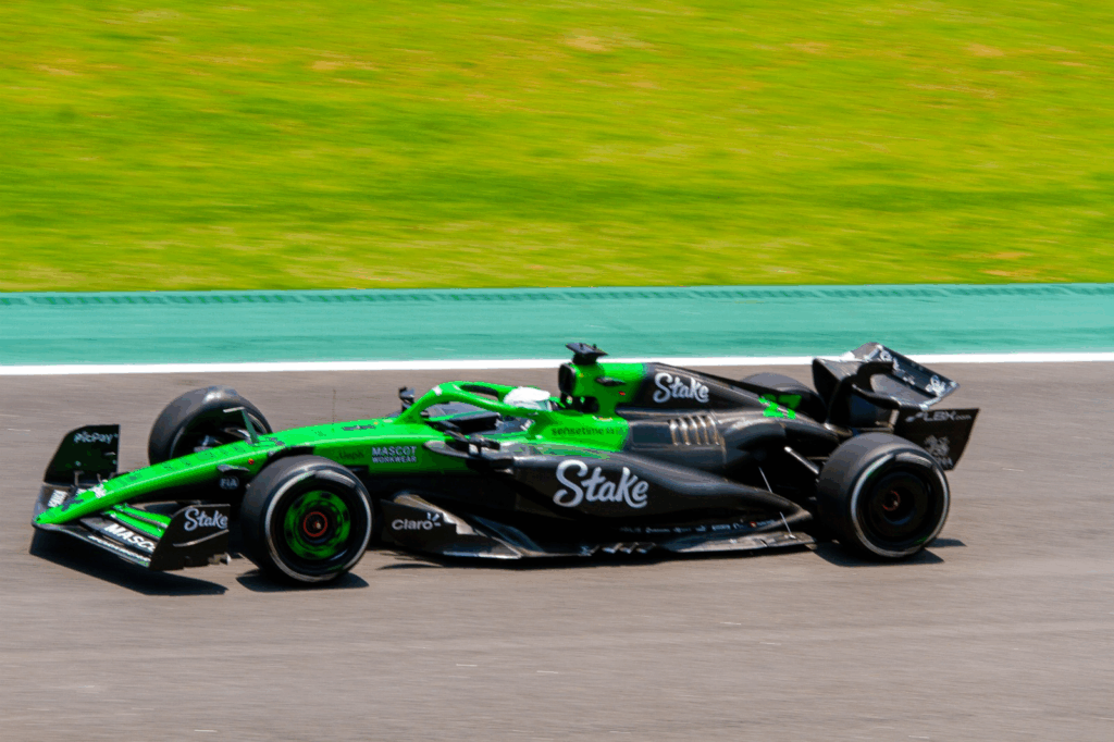 Norris vence o emocionante GP de São Paulo, com Antonelli à frente e Verstappen subindo para terceiro após largar dos boxes.