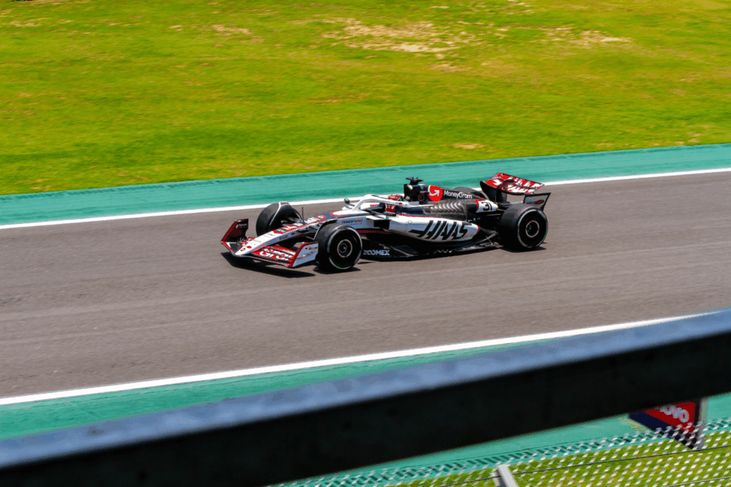 Norris vence o emocionante GP de São Paulo, com Antonelli à frente e Verstappen subindo para terceiro após largar dos boxes.