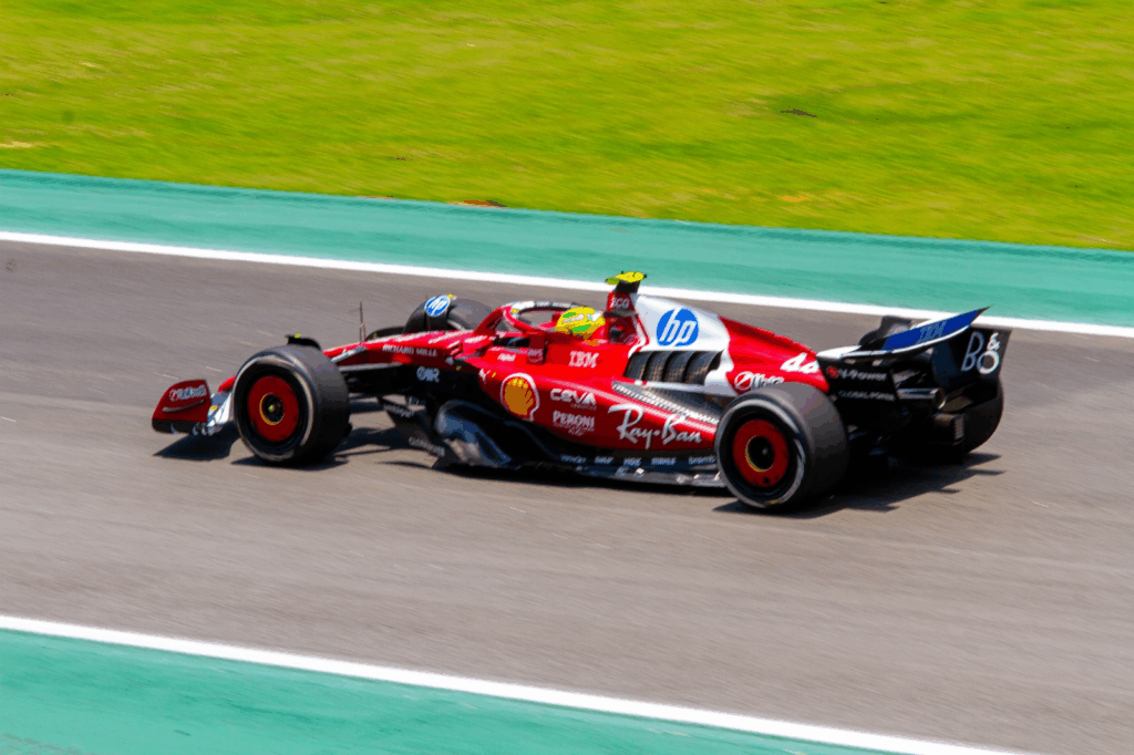 Norris vence o emocionante GP de São Paulo, com Antonelli à frente e Verstappen subindo para terceiro após largar dos boxes.