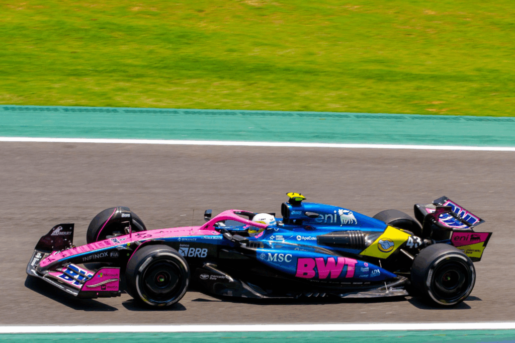 Norris vence o emocionante GP de São Paulo, com Antonelli à frente e Verstappen subindo para terceiro após largar dos boxes.