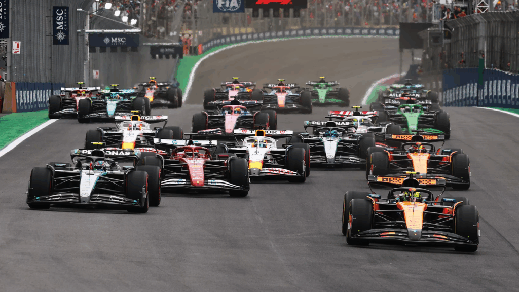 Norris vence o emocionante GP de São Paulo, com Antonelli à frente e Verstappen subindo para terceiro após largar dos boxes.