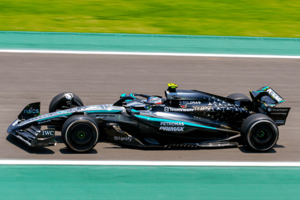 Norris vence o emocionante GP de São Paulo, com Antonelli à frente e Verstappen subindo para terceiro após largar dos boxes.