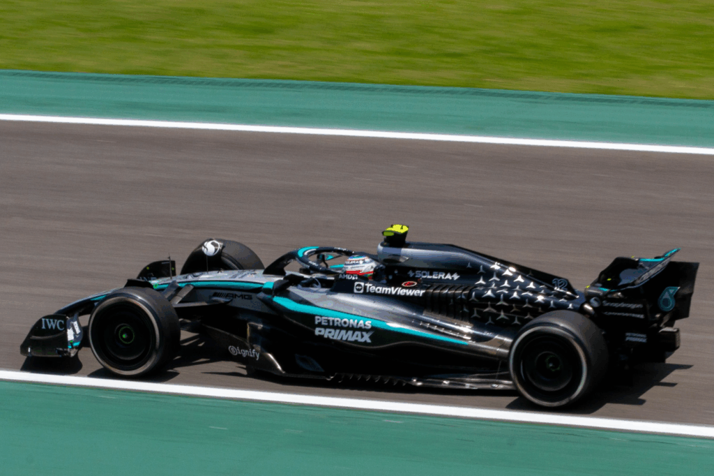 Norris vence o emocionante GP de São Paulo, com Antonelli à frente e Verstappen subindo para terceiro após largar dos boxes.