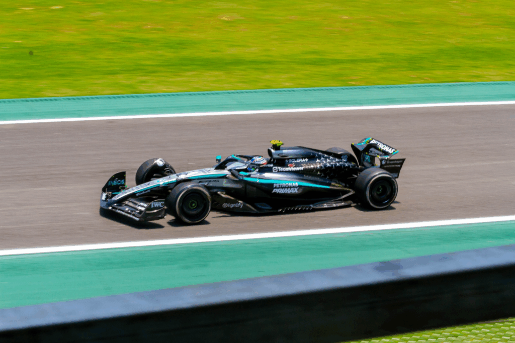 Norris vence o emocionante GP de São Paulo, com Antonelli à frente e Verstappen subindo para terceiro após largar dos boxes.