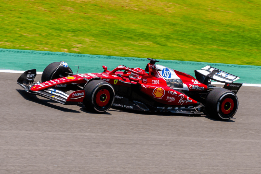 Norris vence o emocionante GP de São Paulo, com Antonelli à frente e Verstappen subindo para terceiro após largar dos boxes.