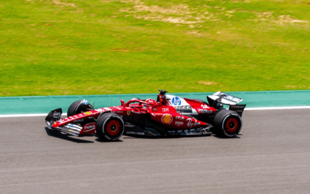 Norris vence o emocionante GP de São Paulo, com Antonelli à frente e Verstappen subindo para terceiro após largar dos boxes.