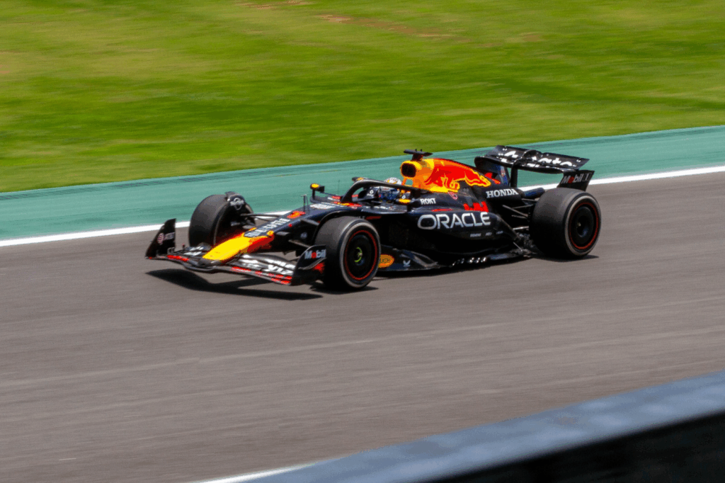 Norris vence o emocionante GP de São Paulo, com Antonelli à frente e Verstappen subindo para terceiro após largar dos boxes.