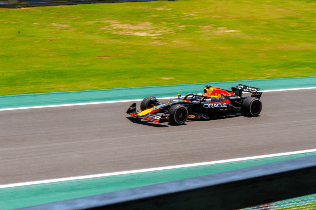 Norris vence o emocionante GP de São Paulo, com Antonelli à frente e Verstappen subindo para terceiro após largar dos boxes.