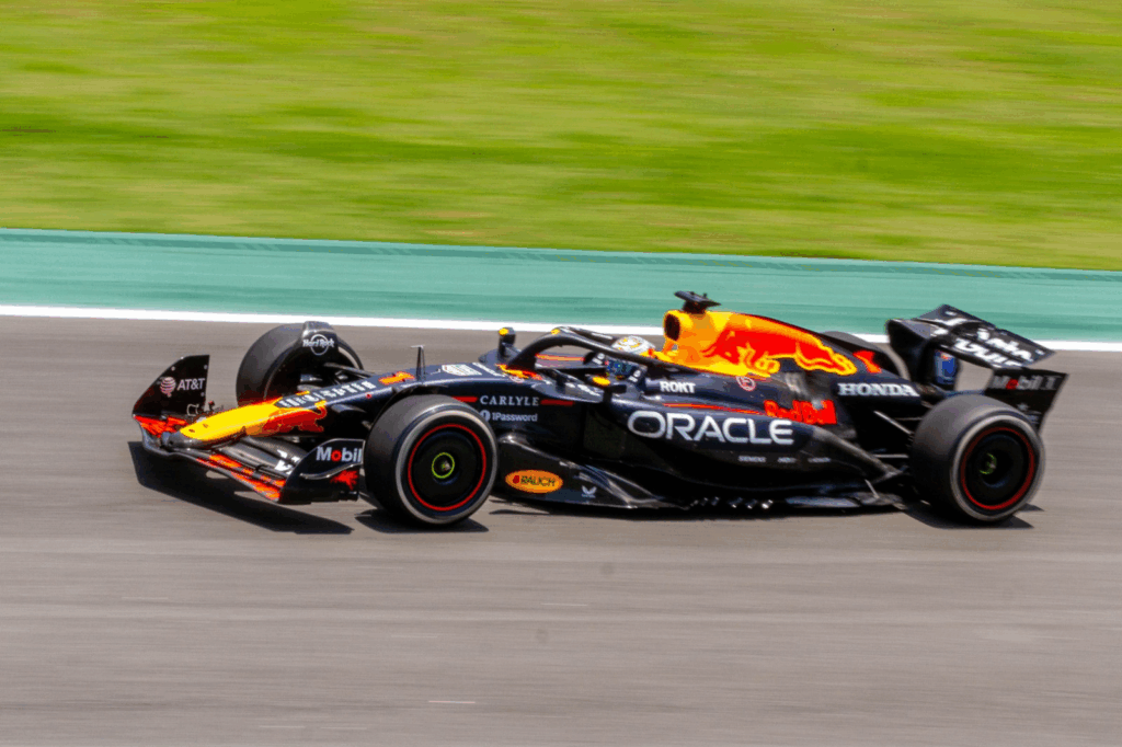 Norris vence o emocionante GP de São Paulo, com Antonelli à frente e Verstappen subindo para terceiro após largar dos boxes.