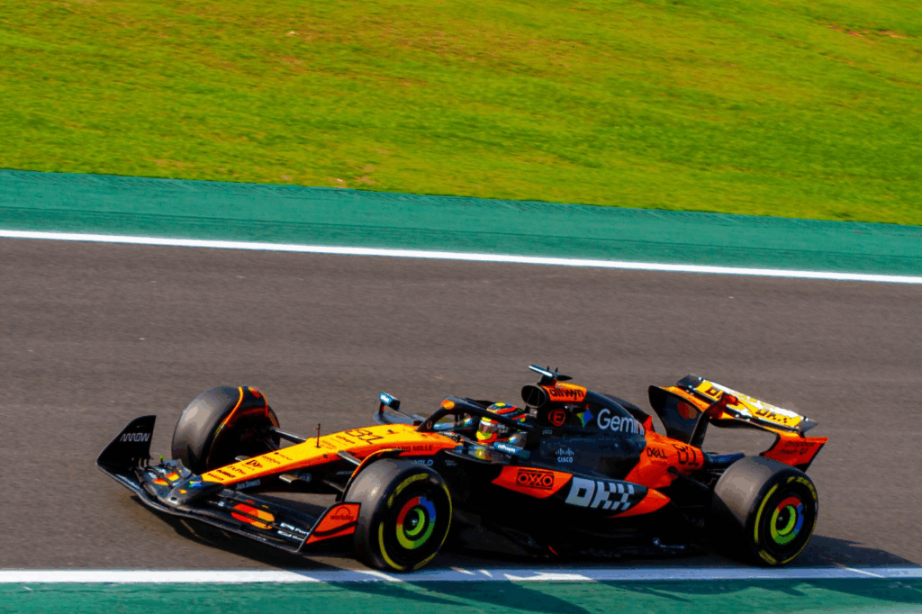 Norris vence o emocionante GP de São Paulo, com Antonelli à frente e Verstappen subindo para terceiro após largar dos boxes.
