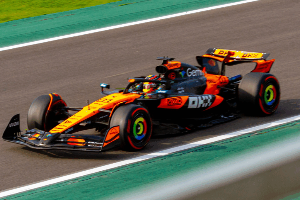 Norris vence o emocionante GP de São Paulo, com Antonelli à frente e Verstappen subindo para terceiro após largar dos boxes.