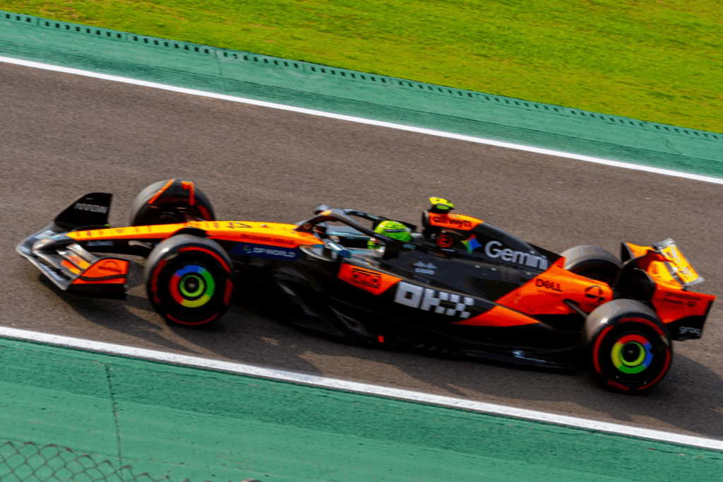 Norris vence o emocionante GP de São Paulo, com Antonelli à frente e Verstappen subindo para terceiro após largar dos boxes.
