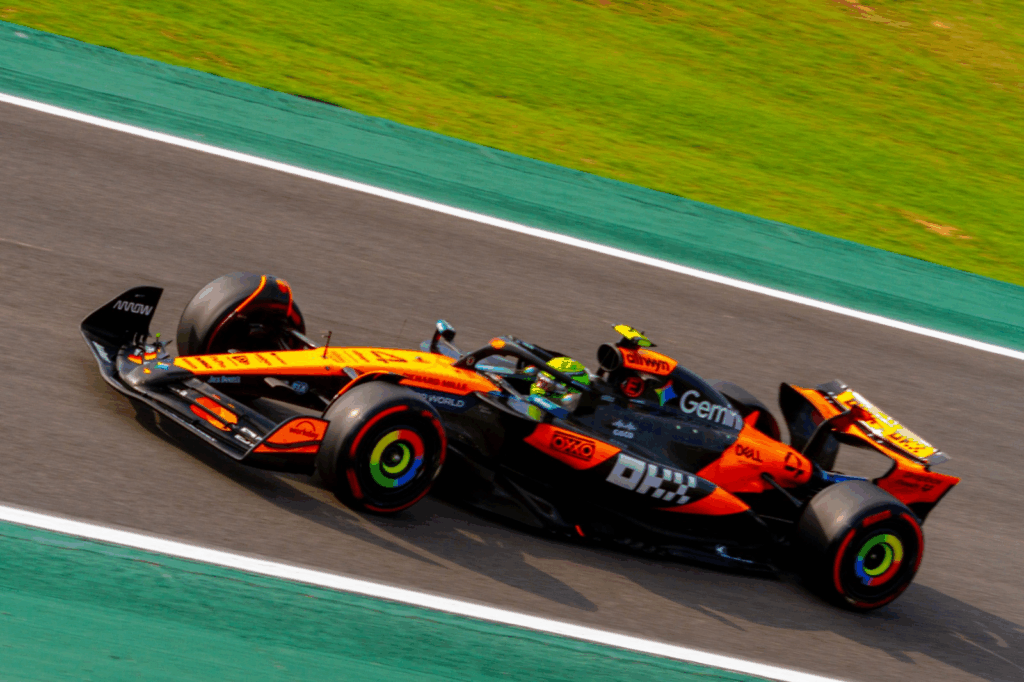Norris vence o emocionante GP de São Paulo, com Antonelli à frente e Verstappen subindo para terceiro após largar dos boxes.