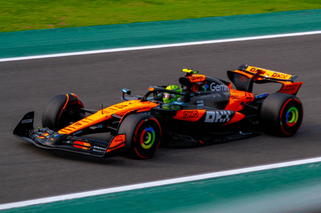 Norris vence o emocionante GP de São Paulo, com Antonelli à frente e Verstappen subindo para terceiro após largar dos boxes.