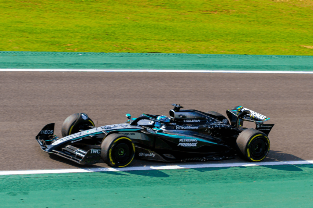 Norris vence o emocionante GP de São Paulo, com Antonelli à frente e Verstappen subindo para terceiro após largar dos boxes.