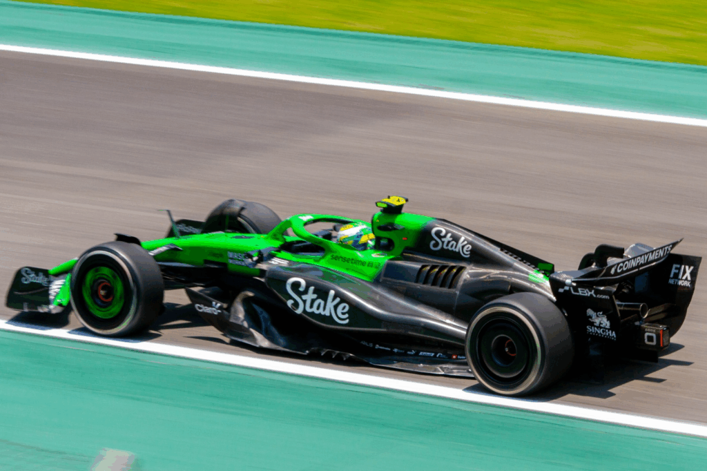 Norris vence o emocionante GP de São Paulo, com Antonelli à frente e Verstappen subindo para terceiro após largar dos boxes.