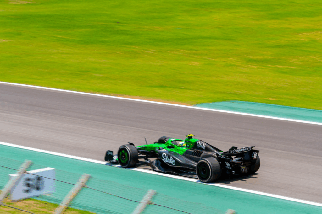 Norris vence o emocionante GP de São Paulo, com Antonelli à frente e Verstappen subindo para terceiro após largar dos boxes.