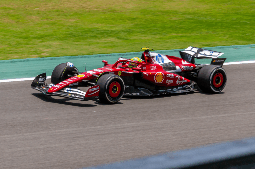 Norris vence o emocionante GP de São Paulo, com Antonelli à frente e Verstappen subindo para terceiro após largar dos boxes.