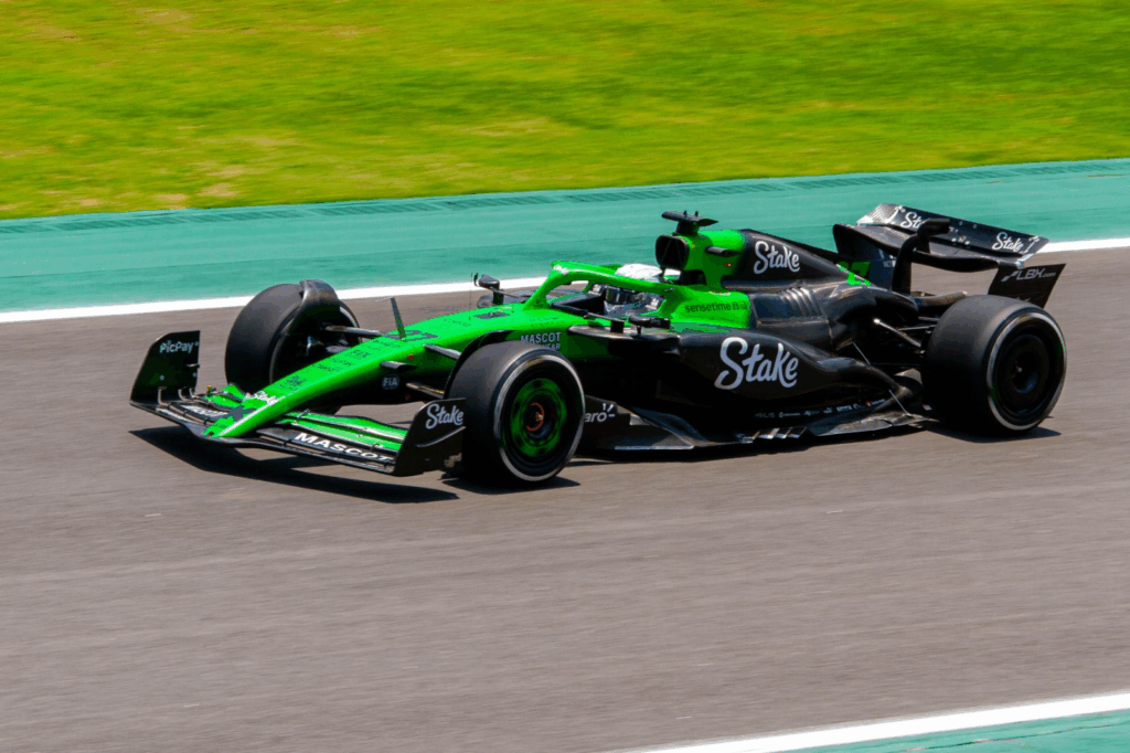 Norris vence o emocionante GP de São Paulo, com Antonelli à frente e Verstappen subindo para terceiro após largar dos boxes.
