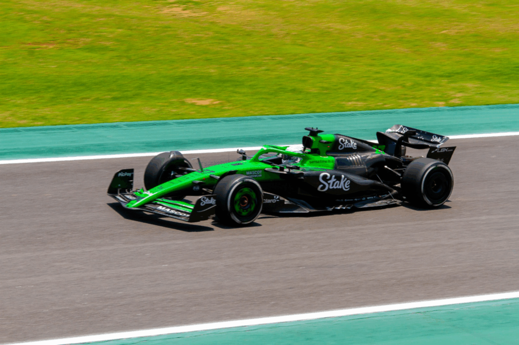 Norris vence o emocionante GP de São Paulo, com Antonelli à frente e Verstappen subindo para terceiro após largar dos boxes.